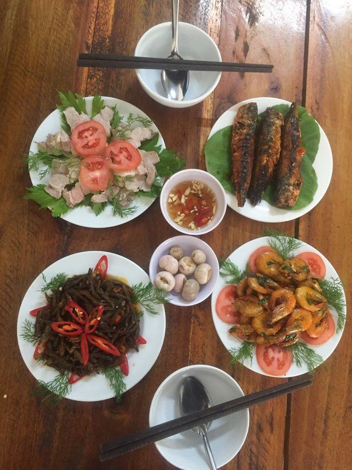 Cơm văn phòng Phố Đỏ